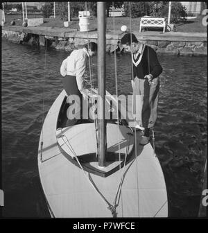 Finlande, Helsinki : Segeln ; Ein Mann und eine Frau [Geschwister Nyman] auf einem Boot. 70 juin 1937 CH-NB - Finlande, Helsinki- Segeln - Annemarie Schwarzenbach - SLA-Schwarzenbach-A-5-17-024 Banque D'Images