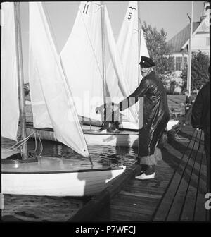 Finlande, Helsinki : Segeln ; Mann auf Pier, der ein Segelschiff hält. 70 juin 1937 CH-NB - Finlande, Helsinki- Segeln - Annemarie Schwarzenbach - SLA-Schwarzenbach-A-5-17-027 Banque D'Images