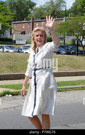 YPSILANTI, MI / USA - 4 juillet 2018 : Debbie Dingell, représentant démocratique pour le 12ème arrondissement de Michigan, les vagues à l'Ypsilanti Quatrième de Juillet Banque D'Images