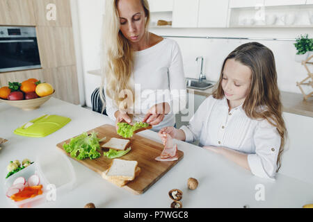 Mère fille avec la préparation du déjeuner à l'école de cuisine Banque D'Images