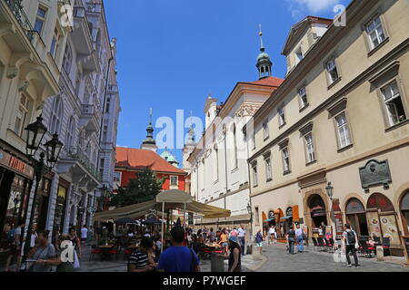 Cafés et Clementinum entrée, Karlova, Staré Město (vieille ville), Prague, Tchéquie (République tchèque), de l'Europe Banque D'Images