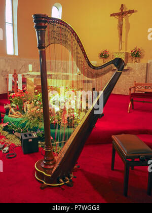 Quarante sept harpe cordée en considérant l'église Notre-Dame de Lourdes, Paris, France. Banque D'Images