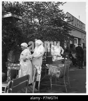 Tschechoslowakei, Prague (Praha) : Menschen ; Frauen und ein Mann dans weissen Kitteln des Roten Kreuzes neben einem Getränkestand. 83 mars 1938 CH-NB - Tschechoslowakei, Prag (Prague)- Menschen - Annemarie Schwarzenbach - SLA-Schwarzenbach-A-5-18-083 Banque D'Images