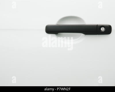 Poignée de porte de voiture noire sur fond blanc. Concept automobiles et la texture. Banque D'Images