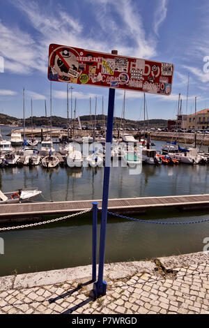 Autocollants sur se connecter à Lisbonne, à proximité de la mer Banque D'Images