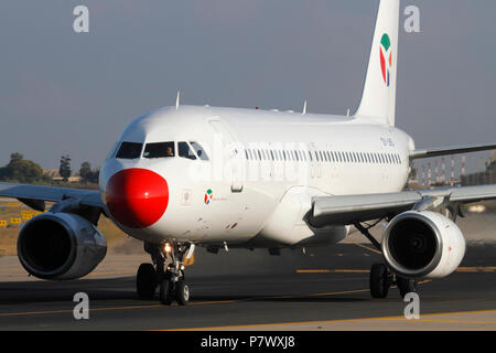 Danish Air Transport Airbus A320 jet roulement au départ. L'aviation moderne. Libre Vue de face. Banque D'Images