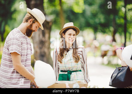 Thème est une petite entreprise familiale sucreries. Une paire d'amoureux un jeune homme et femme trader dans le chapeau le propriétaire de l'exutoire, barbe à papa, f Banque D'Images