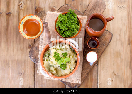 Purée de pommes de terre au basilic et persil frais. Le déjeuner dans le style d'un canard. Articles en céramique. Fond de bois. La saine alimentation Banque D'Images