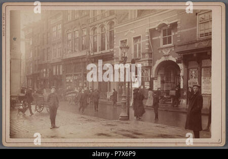 Nederlands : Beschrijving Barrage, zuidzijde. Gezicht op de Vijgendam Vijgendam Beurspoortje met het, 12-16 (v.r.n.l.). En 1912 Gesloopt Documenttype foto Vervaardiger Gebroeders Van Rijkom Collectie Collectie Stadsarchief Amsterdam : kabinetfoto Datering 1898 du t/m 1912 Geografische naam Vijgendam http://archief.amsterdam/archief/10005/22 Afbeeldingsbestand Barrage Inventarissen 010005000022 . 1898 t/m 1912 168 Gebroeders Van Rijkom, Afb 010005000022 Banque D'Images