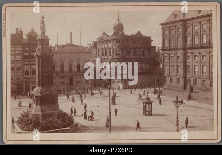 Nederlands : Beschrijving van de barrage de zuidzijde gezien naar de ingang van de Kalverstraat Liens het monument ter herinnering aan den van volksgeest 1830-1831', bekroond door het beeld van De Eendracht ('Naatje van de Dam'). Ter weerszijden Zeemanshoop gebouw van de Kalverstraat, barrage (10 liens) en het oude sociëteit gebouw van De Groote Club, kort voor de afbraak. 33 het Koninklijk Paleis (gedeeltelijk). Documenttype foto Vervaardiger Gebroeders Van Rijkom Collectie Collectie Stadsarchief Amsterdam : kabinetfoto Datering 1912 naam Geografische du barrage de Kalverstraat Inventarissen http://archie Banque D'Images