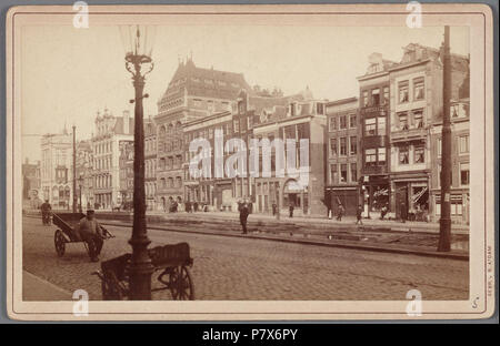 Nederlands : Beschrijving Rokin 51-5, gezien dans Beurspleintje noordelijke richting naar het rencontré 156 de Sint Pieterspoort Documenttype foto Vervaardiger Gebroeders Van Rijkom Collectie Collectie Stadsarchief Amsterdam : kabinetfoto Datering 1904 du t/m 1912 http://archief.amsterdam/archief/10005/161 Geografische naam Rokin Inventarissen Afbeeldingsbestand 010005000161 . 1904 t/m 1912 168 Gebroeders Van Rijkom, Afb 010005000161 Banque D'Images