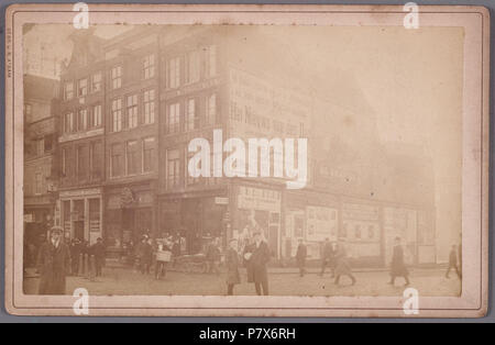 Nederlands : Beschrijving Barrage, zuidzijde huizen Vijgendam Straatbeeld bij de 6-10 (v.r.n.l.). Het Beurspoortje Vijgendam Liens, 12-16 (gedeeltelijk). 156 de Beursstraat, de en 1875 Beurssteeg verbrede, sinds 1902 Rokin. Gesloopt en 1912. Documenttype foto Vervaardiger Gebroeders Van Rijkom Collectie Collectie Stadsarchief Amsterdam : kabinetfoto Datering 1898 du t/m 1912 Vijgendam Vijgendam Geografische naam Rokin Inventarissen http://archief.amsterdam/archief/10005/1218 Afbeeldingsbestand Dememorixer 010005001218 générée avec . 1898 t/m 1912 168 Gebroeders Van Rijkom, Afb 010005001218 Banque D'Images