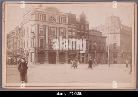 Nederlands : Zuidzijde Beschrijving van de Dam rencontré liens de ingang van het Rokin en Op de Hoek gebouw De Rijnstroom van Zeemanshoop Hajenius firma Rechts gebouw en de nieuwbouw van sociëteit De Groote Club, kort voor de oplevering. Documenttype foto Vervaardiger Gebroeders Van Rijkom Collectie Collectie Stadsarchief Amsterdam : kabinetfoto Datering 1913 du t/m 1914 http://archief.amsterdam/archief/10005/1228 Geografische naam Dam Inventarissen Afbeeldingsbestand 010005001228 . 1913 t/m 1914 168 Gebroeders Van Rijkom, Afb 010005001228 Banque D'Images