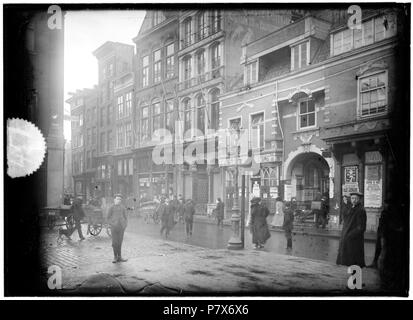 Nederlands : Beschrijving van de zuidzijde De Vijgendam met het voor kort, Beurspoortje afbraak van de bebouwing kabinetfoto Oorspronkelijke uitgegeven door Gebrs. Van Rijkom. Documenttype foto Vervaardiger Gebroeders Van Rijkom Collectie Collectie Kunsthandel Gebr. Glasnegatieven Datering 1912 Douwes : ca. Geografische Vijgendam http://archief.amsterdam/archief/30413/93 Afbeeldingsbestand Inventarissen naam B00000031301 . vers 1912 168 Gebroeders Van Rijkom, Afb B00000031301 Banque D'Images
