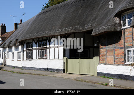 Madges, Long Crendon, Buckinghamshire, a une longue façade de briques en damier 18c, et attenant un 16thc colombages. Il a une hauteur double Banque D'Images