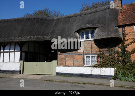 Madges, Long Crendon, Buckinghamshire, a une longue façade de briques en damier 18c, et attenant un 16thc colombages. Il a une hauteur double Banque D'Images