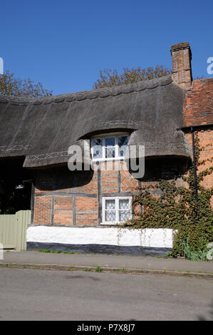 Madges, Long Crendon, Buckinghamshire, a une longue façade de briques en damier 18c, et attenant un 16thc colombages. Il a une hauteur double Banque D'Images