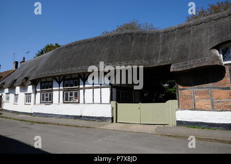 Madges, Long Crendon, Buckinghamshire, a une longue façade de briques en damier 18c, et attenant un 16thc colombages. Il a une hauteur double Banque D'Images