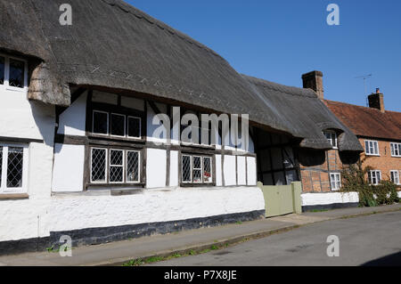 Madges, Long Crendon, Buckinghamshire, a une longue façade de briques en damier 18c, et attenant un 16thc colombages. Il a une hauteur double Banque D'Images