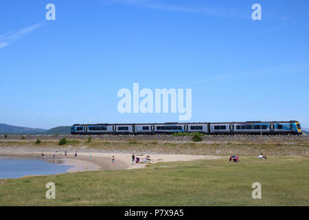 TransPennine express première classe en livrée 185 Siemens Desiro train diesel sur le quai à Arnside avec un service voyageurs du Nord. Banque D'Images