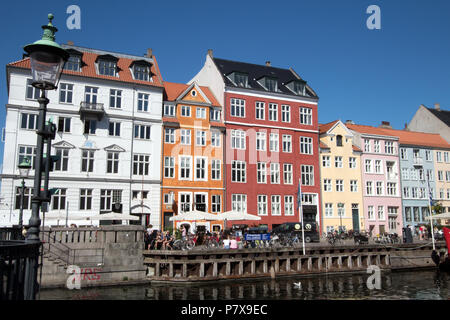 Nyhavn, un bâtiment du xviie siècle, au bord de canal avec des bâtiments colorés, Copenhague Danemark Banque D'Images