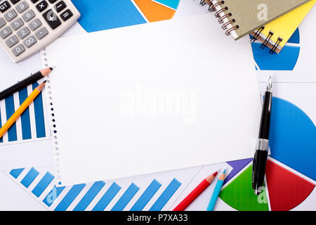 Feuilles de carnet vierge entourée de divers tableaux et graphiques, crayons, livres et Calculatrice. L'espace pour copier. Banque D'Images
