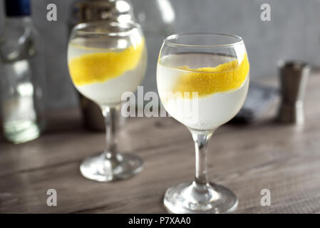 Vesper Martini Cocktail avec citron. Cocktail Vesper fait maison sur la table, copiez l'espace. Banque D'Images