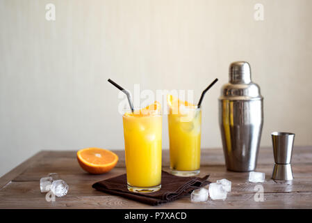 Cocktail à la vodka, tournevis la glace et le jus d'orange. Verre à cocktail maison tournevis sur table en bois, copie de l'espace. Banque D'Images