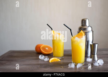 Cocktail à la vodka, tournevis la glace et le jus d'orange. Verre à cocktail maison tournevis sur table en bois, copie de l'espace. Banque D'Images