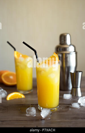 Cocktail à la vodka, tournevis la glace et le jus d'orange. Verre à cocktail maison tournevis sur table en bois, copie de l'espace. Banque D'Images