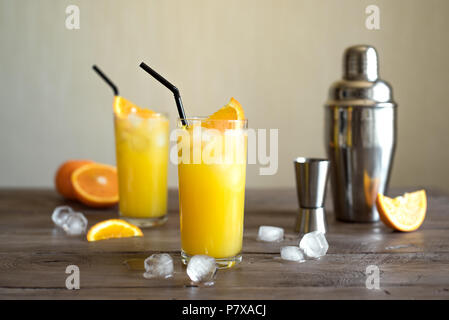 Cocktail à la vodka, tournevis la glace et le jus d'orange. Verre à cocktail maison tournevis sur table en bois, copie de l'espace. Banque D'Images