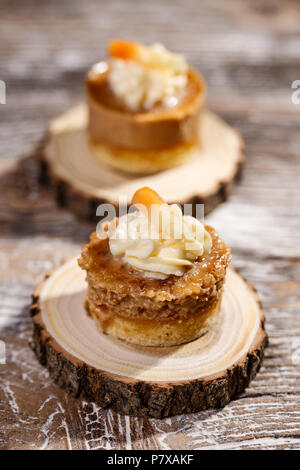 Gâteau au caramel et noix sur fond de bois Banque D'Images