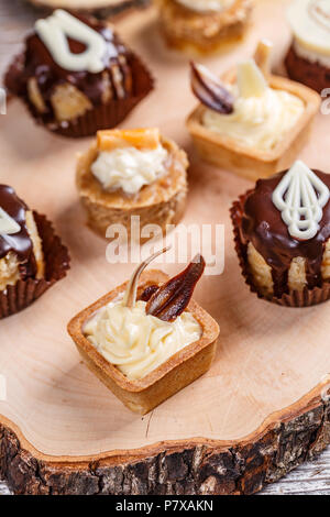 Un assortiment de différents minis gâteaux au chocolat et crème Banque D'Images