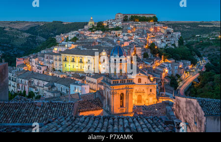 Ragusa au coucher du soleil, célèbre ville baroque en Sicile, Italie. Banque D'Images