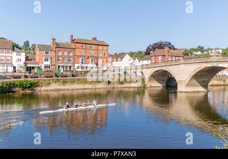 Un huit avec barreur de l'aviron sur la rivière Severn à Bewdley, Worcestershire, Angleterre, RU Banque D'Images