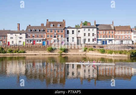 Un huit avec barreur de l'aviron sur la rivière Severn à Bewdley, Worcestershire, Angleterre, RU Banque D'Images