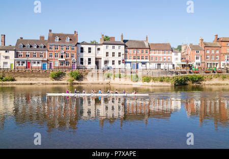 Un huit avec barreur de l'aviron sur la rivière Severn à Bewdley, Worcestershire, Angleterre, RU Banque D'Images