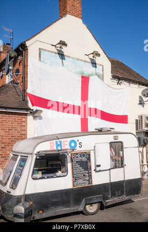 Restauration à l'extérieur de la caravane d'un pub avec de grandes croix de Saint George's drapeau sur mur, Bewdley, Worcestershire, Angleterre, RU Banque D'Images
