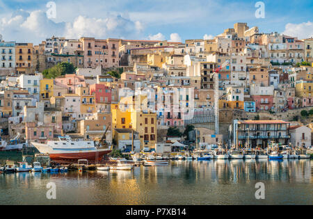 La ville colorée de Sciacca donnant sur le port. Province d'Agrigente, en Sicile. Banque D'Images