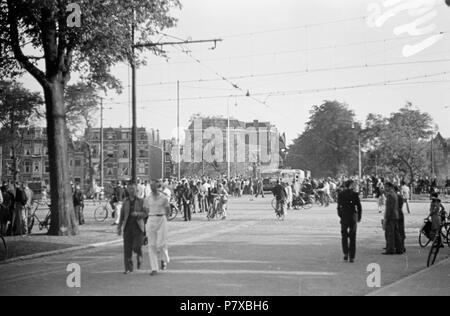 . Huizinga collectie aftocht - Duitse militairen NIOD - 216765. Nederlands : Foto uit de collectie Huizinga van het NIOD. Duitse van Aftocht militairen hun na een gevorderde overgave dans gecamoufleerde nagekeken en autobus, la porte et la geallieerde militairen. Menno Huizinga a été onderdeel van Ondergedoken en caméra de illegaal haal foto's tijdens de bezetting. Dit is hij zijn en hoofdzakelijk acte woonplaats Den Haag. Date inconnue 38 BC856 HUI-1497 Banque D'Images