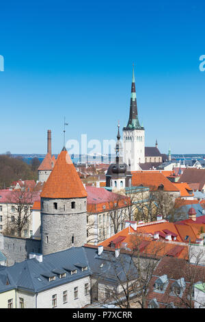 Tallin toits rouges, les tours et l'église Oleviste Banque D'Images