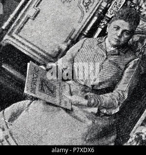 Anglais : Détail d'une photographie dans le magazine allemand Die Woche boulevard montrant la duchesse Joahnan Schaffgotsch avec le magazine Die Woche dans sa main. Deutsch : Johanna Gräfin Schaffgotsch dieser Ausgabe der hält dans Zeitschrift Die Woche 40 vom 4. Oktober 1902 eine Ausgabe der Zeitschrift Die Woche in der Hand. Détail aus einem größeren Foto. circa 1900 221 Johanna Schaffgotsch liest Die Woche closeUp Banque D'Images