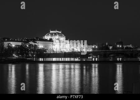 Théâtre National de Prague la nuit Banque D'Images