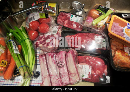 Les thaïlandais de la préparation et de l'alimentation cuisine fusion créative en chambre à Perth, Australie Banque D'Images