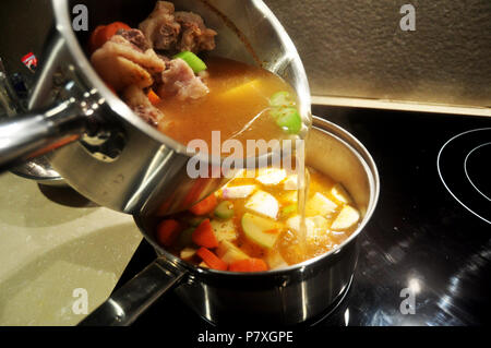 Les thaïlandais de la préparation et de l'alimentation cuisine fusion créative en chambre à Perth, Australie Banque D'Images