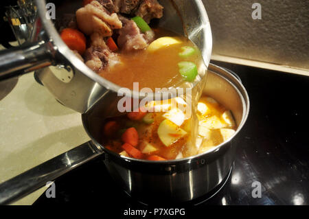 Les thaïlandais de la préparation et de l'alimentation cuisine fusion créative en chambre à Perth, Australie Banque D'Images