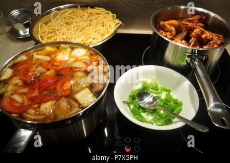 Les thaïlandais de la préparation et de l'alimentation cuisine fusion créative en chambre à Perth, Australie Banque D'Images