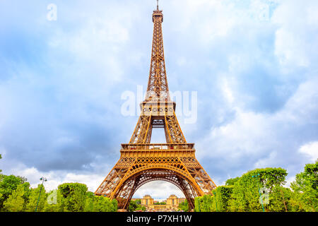 Tour Eiffel, symbole et l'icône de Paris du jardin du Champ de Mars à Paris, France. Europe travel concept. Jour nuageux. Banque D'Images