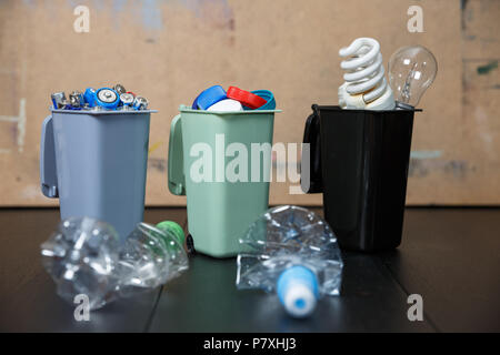 Concept de l'écologie, beaucoup d'objets recyclables dans des conteneurs Banque D'Images