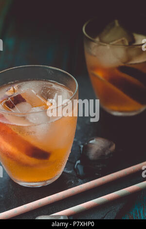 Peach aperol spritz avec tranches de pêches sur le bureau en bois. Cocktails d'été. Peach froid limonade. Banque D'Images